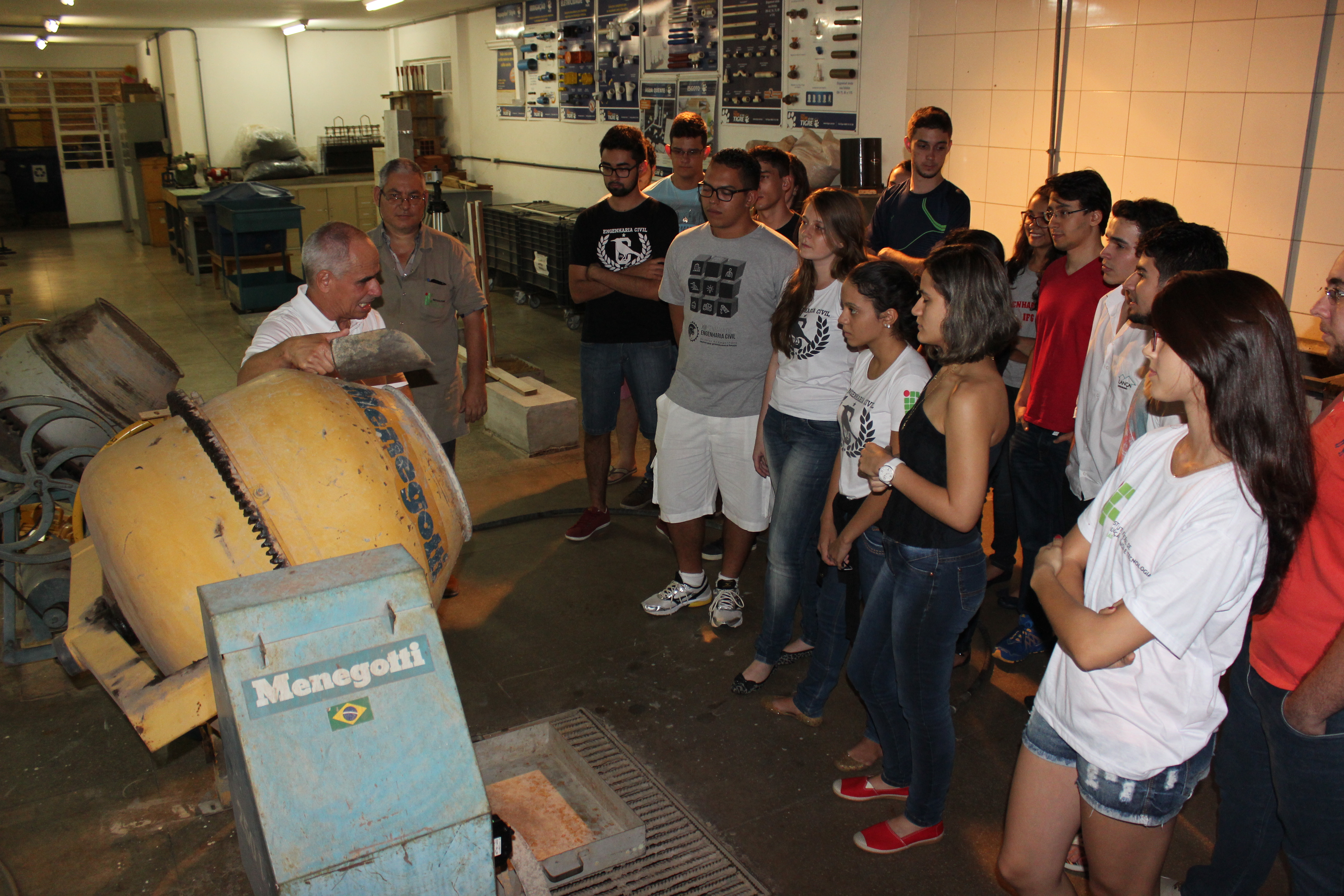 Aula no laboratório de materiais de construção para o curso de Engenharia Civil, no IFG - Câmpus Goiânia. 